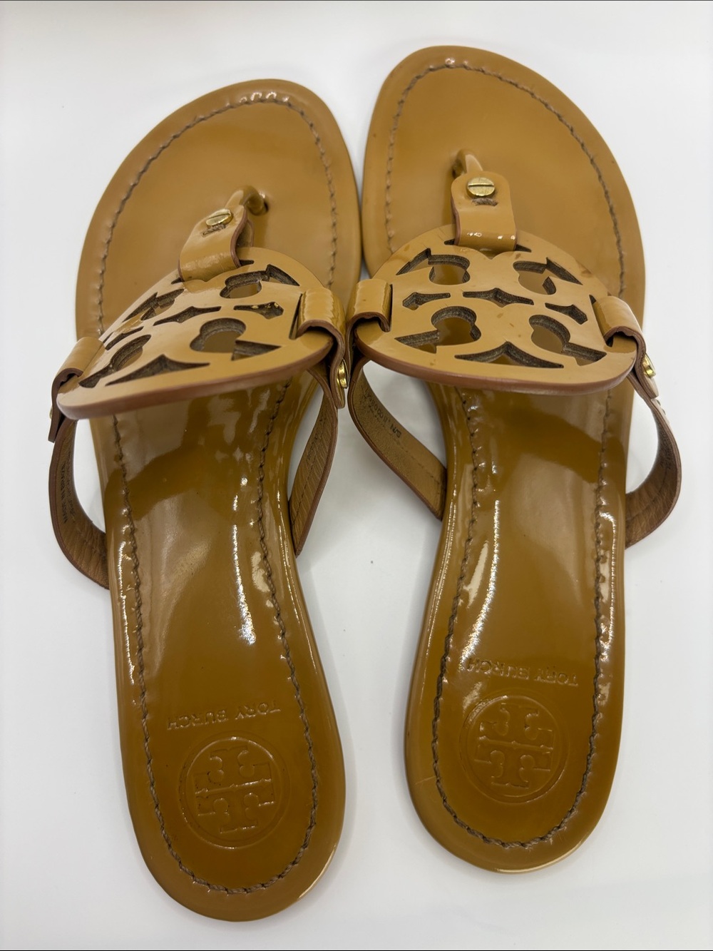 Tory Burch Mocha Miller Patent Logo Thong Sandals - Picture 5 of 9